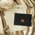 Ensemble de papeterie vintage avec enveloppe texturée noire et sceau de cire doré. - Noir