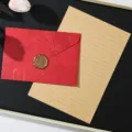 Set di cancelleria vintage con busta rossa sigillo di cera e carta da lettere rigata. - 1 Busta rossa + 3 Fogli di carta da lettere kraft a righe + 1 Sigilli di ceralacca