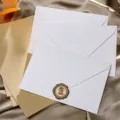 Ensemble de papeterie d'enveloppe de neige rétro avec papier kraft et sceau de cire - 3 enveloppes argentées à neige + 10 papiers à lettres kraft lignés + 3 sceaux de cire (rose)