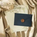 Ensemble de papeterie rétro avec enveloppe texturée, papier à lettre et sceau de cire. - Bleu
