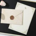 Set di cancelleria vintage elegante con busta marmorizzata e carta da lettere floreale. - 3 buste beige + 10 fogli di carta da lettere coniglio bianco + 3 sigilli in ceralacca