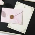 Set di cancelleria retro con busta marmorizzata rosa, sigillo in ceralacca e carta da lettere floreale. - 3 Buste rosa + 10 fogli di carta da lettere con coniglio bianco + 3 sigilli in ceralacca