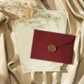 Ensemble de papeterie rétro avec enveloppe texturée, papier à lettre et sceau de cire élégant. - Rouge Foncé