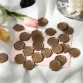 Ensemble d'autocollants de cachet de cire dorée rétro avec enveloppe rose et tulipes. - Bronze