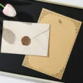 Set di cancelleria vintage con busta carta da lettere e timbro con sigillo di cera per lettere. - 3 buste beige + 10 fogli di carta da lettere kraft con conigli + 3 sigilli in ceralacca
