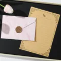 Set di cancelleria vintage con busta in marmo rosa sigillo in ceralacca e lettera a righe. - 3 buste rosa + 10 fogli di carta da lettere kraft con conigli + 3 sigilli in ceralacca