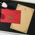Set di cancelleria retrò con busta rossa, carta da lettere kraft e dettagli dorati. - 3 buste rosse + 10 fogli di carta da lettere kraft con conigli + 3 sigilli in ceralacca