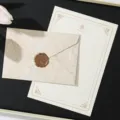 Set di carta da lettere vintage e busta con sigillo di cera per inviti di nozze. - Beige (1 busta + 3 fogli di carta rosa dorata + 1 sigillo in ceralacca)