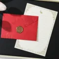 Set di cancelleria vintage con busta con sigillo di cera rossa e carta a righe. - 6 buste rosse + 20 fogli di carta da lettere con coniglio bianco + 6 sigilli in cera