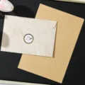Busta vintage e set di carta da lettere a righe con motivo marmo e adesivo di sigillo. - 3 buste beige + 10 fogli di carta kraft a righe + 3 adesivi dorati