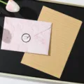 Set di carta da lettere retrò con busta in marmo rosa e carta kraft rigata da scrivere. - Set di 3 buste rosa, 10 fogli di carta da lettere a righe kraft e 3 adesivi dorati