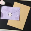 Elegante set di cancelleria vintage in marmo viola con busta e carta kraft rigata. - Set di 3 buste viola, 10 fogli di carta da lettere a righe kraft e 3 adesivi dorati