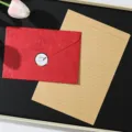 Set di cancelleria vintage con Busta rossa dorata e carta kraft rigata per lettere e matrimonio. - Set di 3 buste rosse, 10 fogli di carta da lettere a righe kraft e 3 adesivi dorati