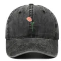 Détail d'une casquette de baseball noire délavée avec une broderie de tulipe rose. - Réglable / Noir