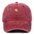 Vue détaillée d'une casquette de baseball bordeaux délavée avec broderie tulipe. - Réglable / Bordeaux