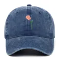 Vue détaillée d'une casquette de baseball en jean délavé bleu marine avec broderie tulipe - Réglable / Bleu marine