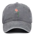Détail d'une casquette de baseball grise délavée avec broderie de tulipe élégante - Réglable / Gris