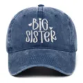 Dettaglio del cappello da baseball vintage blu lavato con ricamo Big Sister bianco - Regolabile / Stile Ricamato Big Sister / Blu navy