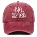 Dettaglio del ricamo bianco Big Sister su un cappellino da baseball bordeaux lavato vintage - Regolabile / Stile Ricamato Big Sister / Borgogna