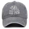 Vista frontale di un cappellino da baseball grigio lavato con ricamo Big Sister in bianco - Regolabile / Stile Ricamato Big Sister / Grigio