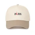 Detail der PARIS-Stickerei und des roten Eiffelturms auf der zweifarbigen beigen Kappe - Verstellbar / Khaki