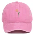 Gros plan d'une casquette de baseball en coton lavé rose avec une broderie de tulipe délicate - Réglable / Rose