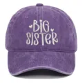 Detailweergave van wit BIG SISTER borduursel op een paarse vintage gewassen honkbalpet - Verstelbaar / Big Sister Geborduurd Stijl / Paars