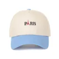 Detailansicht der PARIS-Stickerei auf einer zweifarbigen beige-blauen Baseballkappe - Verstellbar / Hellblau