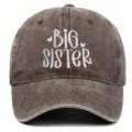 Detail van wit 'BIG SISTER' borduursel op een bruine vintage gewassen baseballpet - Verstelbaar / Big Sister Geborduurd Stijl / koffiekleur