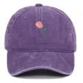 Détail d'une broderie de tulipe rose sur une casquette de baseball vintage violette - Réglable / Violet