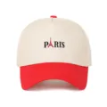 Detaillierte Vorderansicht der zweifarbigen Baseballkappe mit Paris-Stickmotiv - Verstellbar / Rot