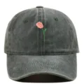 Vue détaillée d'une casquette de baseball en coton délavé gris foncé avec broderie tulipe. - Réglable / Vert Militaire