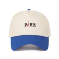 Vorderansicht einer Retro 5-Panel Baseballkappe mit Paris- und Eiffelturm-Stickerei - Verstellbar / Saphirblau