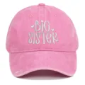 Detailopname van de roze gewassen katoenen pet met Big Sister borduursel. - Verstelbaar / Big Sister Geborduurd Stijl / Roze