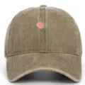 Vue détaillée d'une casquette de baseball vintage délavée avec broderie de tulipe rose - Réglable / Kaki
