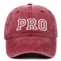 Primer plano detallado del texto bordado 'PRO' en una gorra de béisbol color granate - Estilo Adulto (PRO) / Burdeos