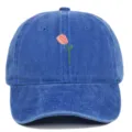 Casquette de baseball bleue lavée vintage avec une délicate broderie de tulipe rouge devant - Réglable / Bleu saphir