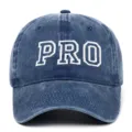 Detalle de bordado PRO en gorra de béisbol de mezclilla lavada azul para padres e hijos - Azul marino / Ajustable