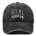 Détail de la casquette de baseball noire délavée avec broderie 'GIRL mama' blanche - Réglable / Noir