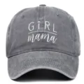 Gros plan de la casquette de baseball en coton lavé gris avec broderie GIRL mama. - Réglable / Gris