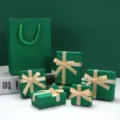 Vista dettagliata del set di scatole regalo per gioielli verde scuro con nastri eleganti - 5*8*3cm