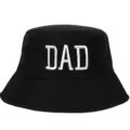 Primer plano del sombrero de pescador de algodón negro con bordado DAD blanco y ala ancha - Ajustable / PAPÁ / Negro