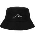 Vista frontale del cappello a secchiello nero con ricamo di onde minimaliste bianche - Regolabile / Nero