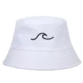 Dettaglio di un cappello a secchiello in cotone bianco con ricamo di un'onda nera - Regolabile / Bianco