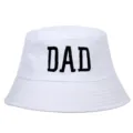 Vista detallada de un sombrero de pescador de algodón blanco con bordado DAD negro de verano - Ajustable / PAPÁ / Blanco