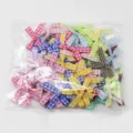 Piccoli fiocchi a quadretti colorati in busta, perfetti per confezioni regalo e decorazioni. - 100 Pezzi/Confezione / Materiale Misto