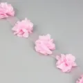 Vista detallada de la cinta de encaje de flores de gasa rosa de 50 mm para manualidades. - Rosa