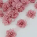Chiffon bloemen kantband detailweergave, 50 mm breed roze stoffen lint voor naaien en knutselen. - Vleesroze