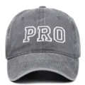 Vista detallada de una gorra de béisbol de algodón lavado gris con bordado PRO blanco - Gris / Ajustable