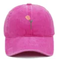 Gros plan sur une casquette de baseball rose délavée avec broderie de tulipe délicate - Réglable / Rose rouge